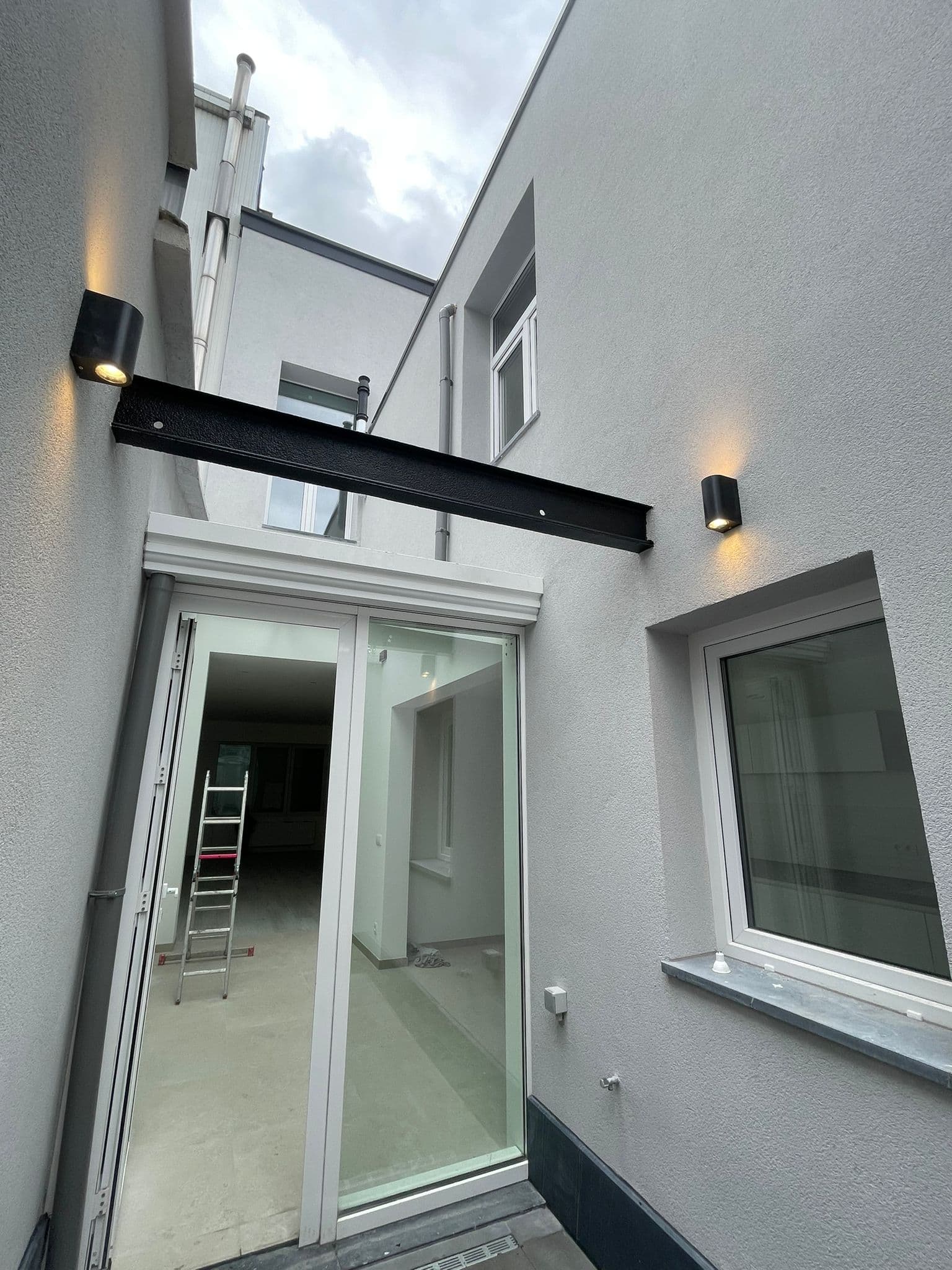 Binnentuin onderkant na renovatie — crepi afwerking en tegels
