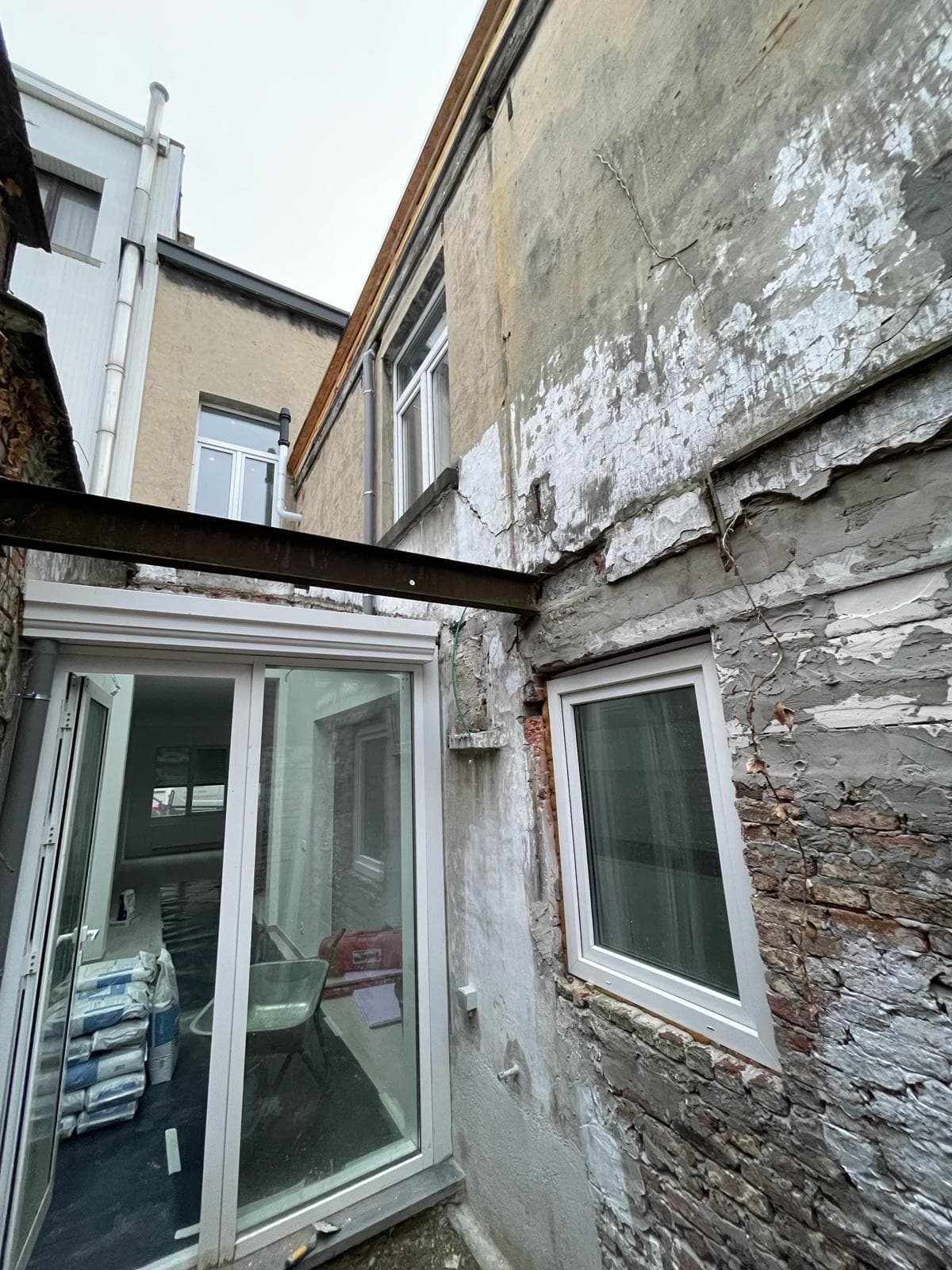 Binnentuin onderkant vóór renovatie — verwaarloosde ruimte