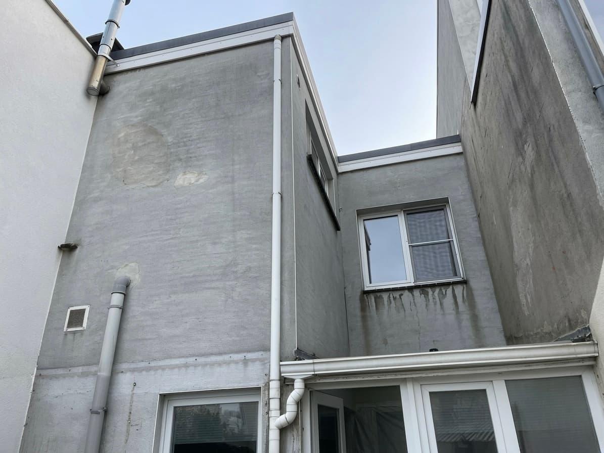 Achtergevel vóór crepi renovatie — verweerde muur