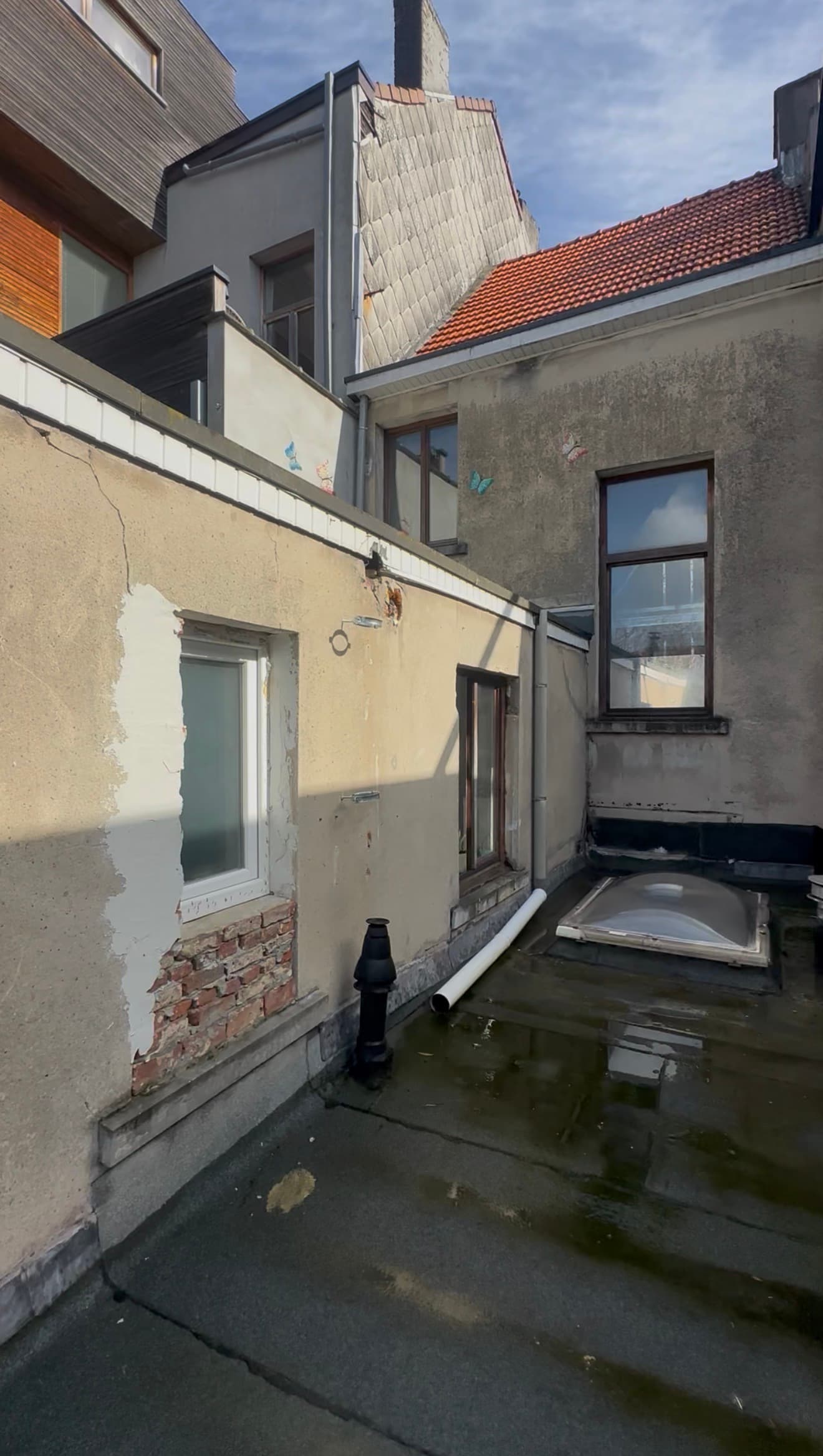 Woning Berchem vóór totaalrenovatie — gevel, platdak en ramen