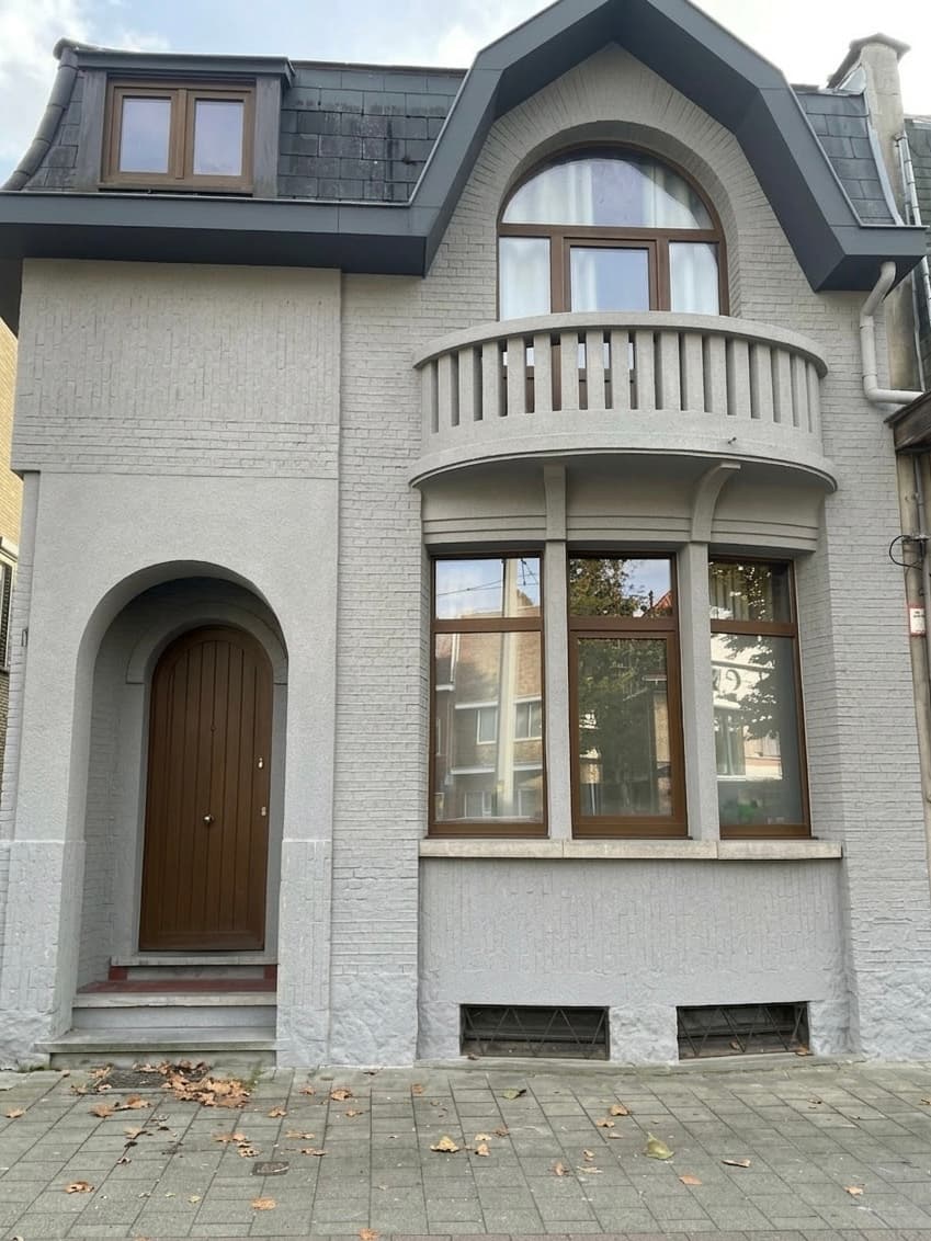 Woning na gevelisolatie met spuitkurk afwerking