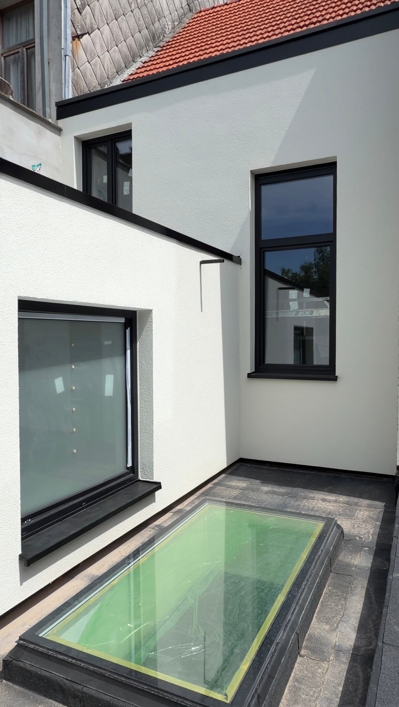 Woning Berchem na totaalrenovatie — gevelisolatie, crepi, platdak en ramen
