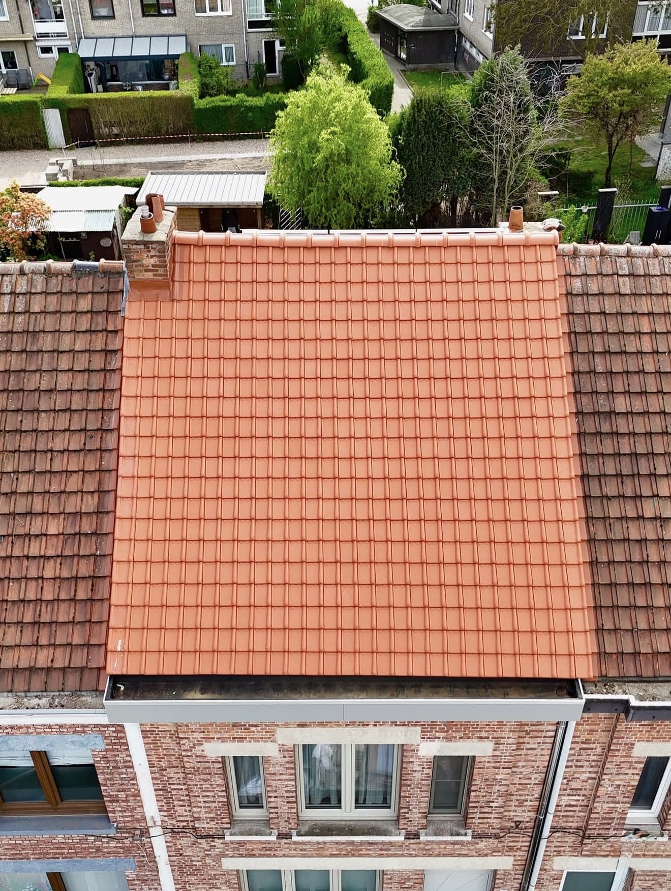 Hellend dak Edegem na renovatie — nieuwe dakpannen en isolatie