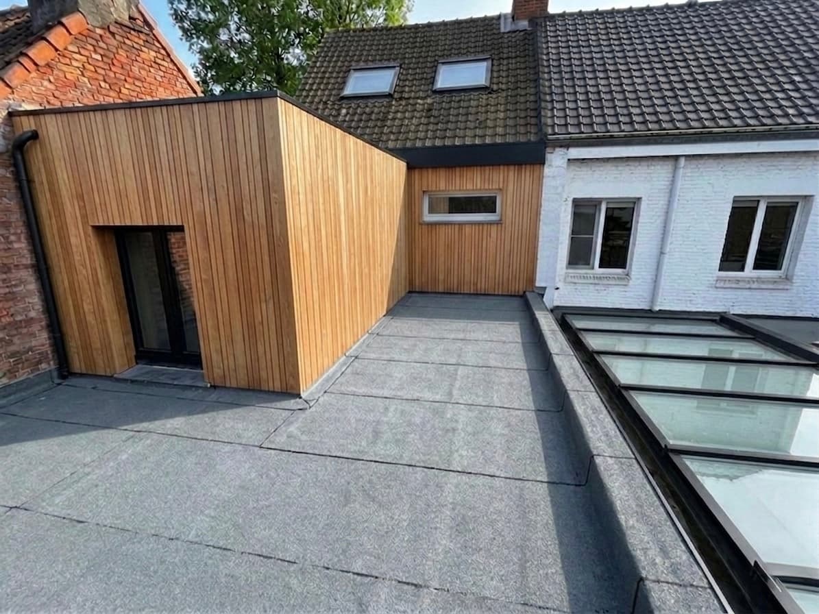 Plat dak na renovatie — nieuwe bitumen bedekking en houten gevelbekleding