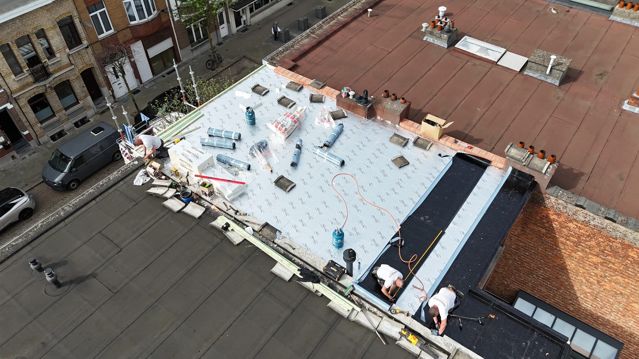 Plat dak renovatie met PIR-isolatie — dronebeeld