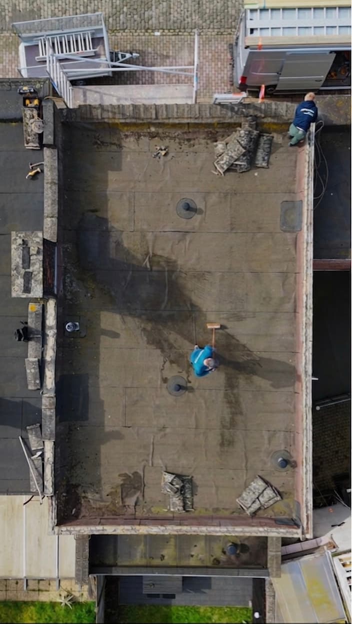Plat dak vóór renovatie — oude dakbedekking