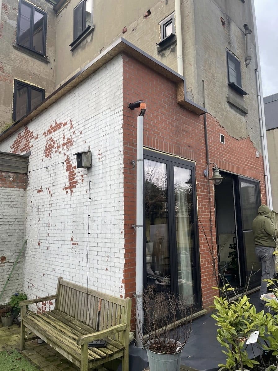 Zijgevel vóór spuitkurk — oude bakstenen en cement