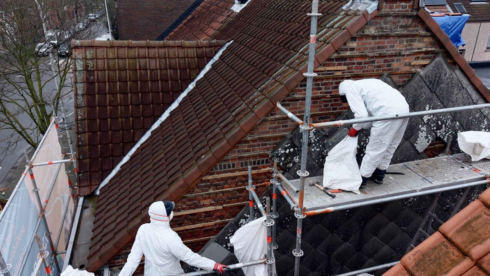 Asbestverwijdering op locatie — ISOPROTECH team in actie