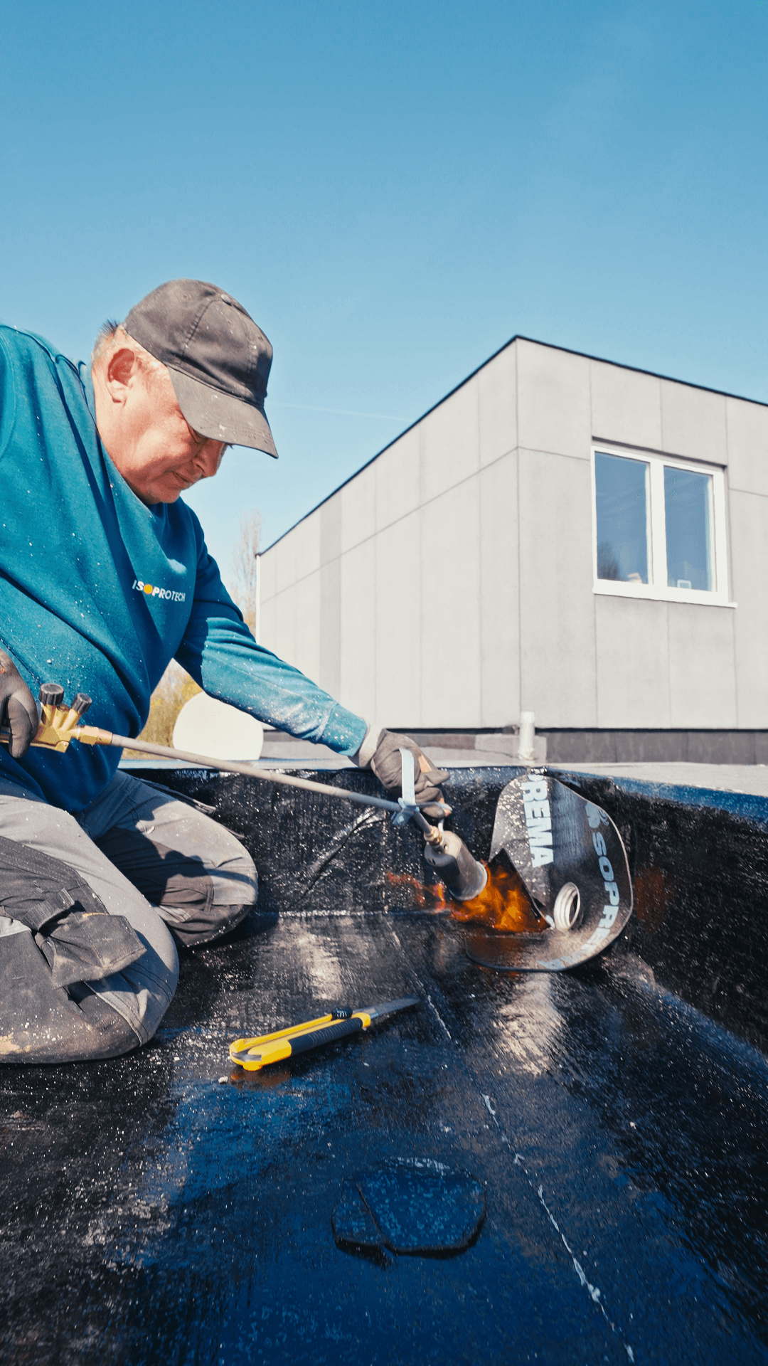 ISOPROTECH vakman torcht bitumen op plat dak — dakisolatie in uitvoering